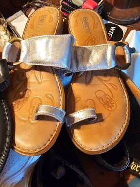 Born Silver Leather Toe-Ring Sandals. Sz 6. Exc. Cond.